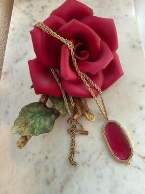 Kendra Scott Gold Necklace with red Oval Pendant missing the tassels